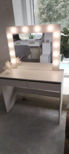 “Malta” vanity table with mirror and lights